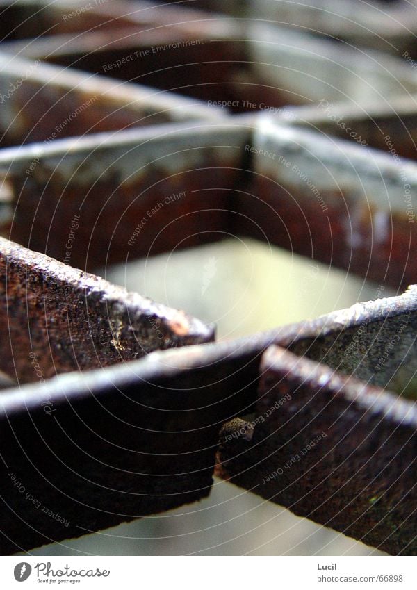 rostiges Gitter Zaun Makroaufnahme Perspektive Rost industriell kalt Trennung Haftstrafe eng Außenaufnahme Stahl Nahaufnahme Meinung Industriefotografie