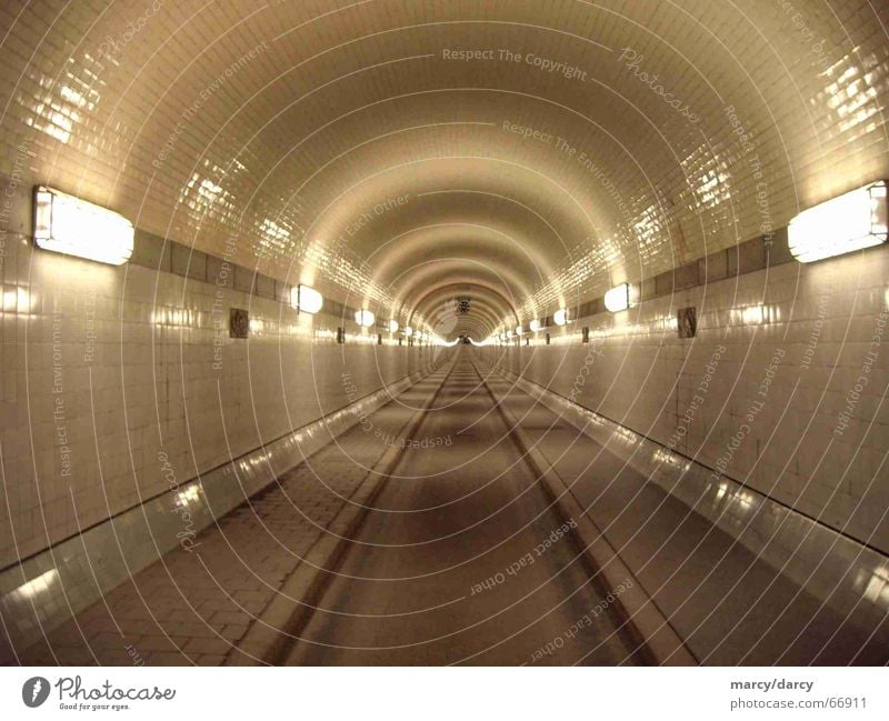 Daylight... Länge Tunnel Licht eng geschlossen Unendlichkeit weiß Unterwasseraufnahme schmal lang Einsamkeit Asphalt dunkel zentral Mitte erleuchten hell