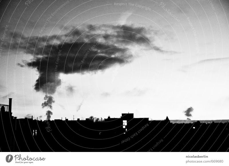 doch nie sagst du: »Was mach' ich bloss?« Wohnung Umwelt Feuer Himmel Hauptstadt Haus Dach entdecken dunkel hoch trist Stadt verrückt wild Tod Angst Entsetzen