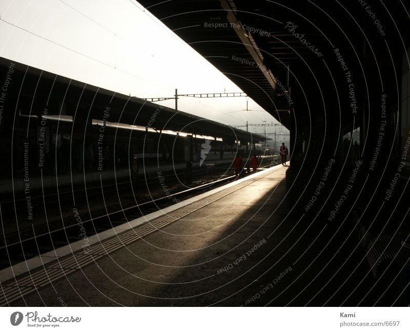 früh am morgen ... Sonnenaufgang Gegenlicht Bahnsteig Morgen Biel Verkehr Bahnhof