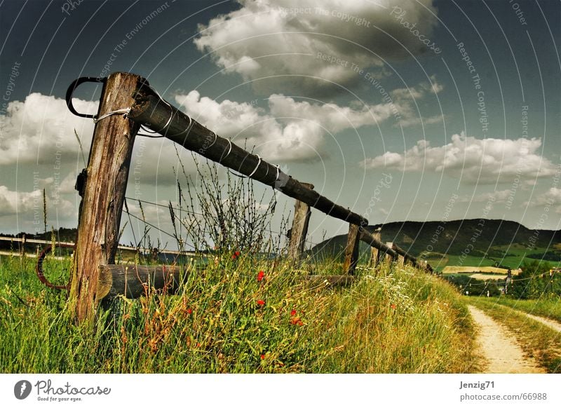 Perspektivisch. Zaun Weide Wolken Gras Wiese Sommer Feld Fußweg Wege & Pfade Himmel Berge u. Gebirge