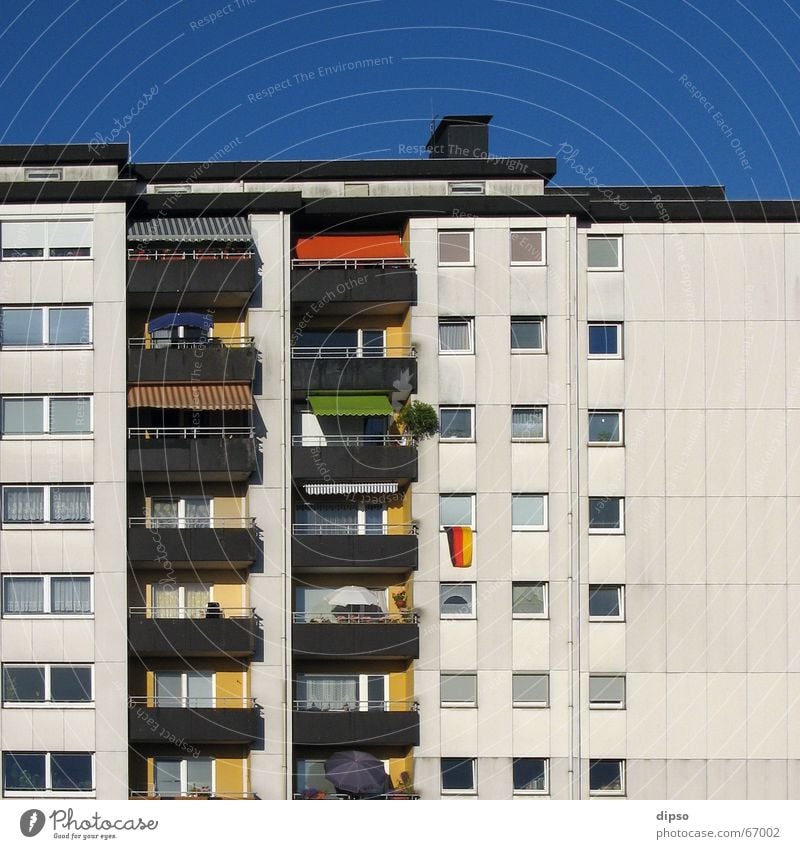 Der letzte Mohikaner Fahne Hochhaus Markise Beton mehrfarbig Deutschland Plattenbau