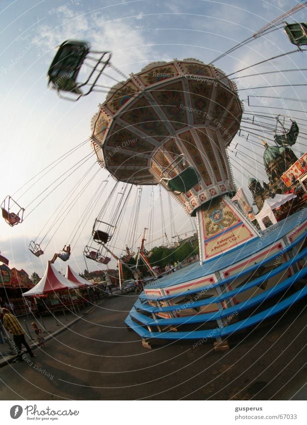 { drehwurm zwo } Karussell Jahrmarkt leer Lichterkette Wolken Fairness Schwindelgefühl Freizeit & Hobby Vergnügungspark verrückt kettenkarusell schwindelgfühl