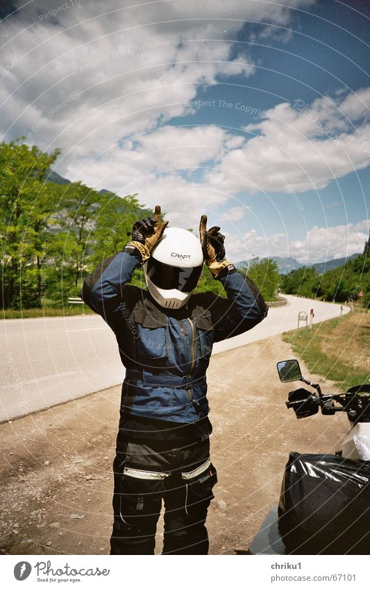 Fred vom Jupiter Motorrad Motorradfahrer Helm Visier Motorradanzug Landstraße Italien Wolken Motocrossmotorrad Außenaufnahme fahren xt Fahrradlenker Mensch