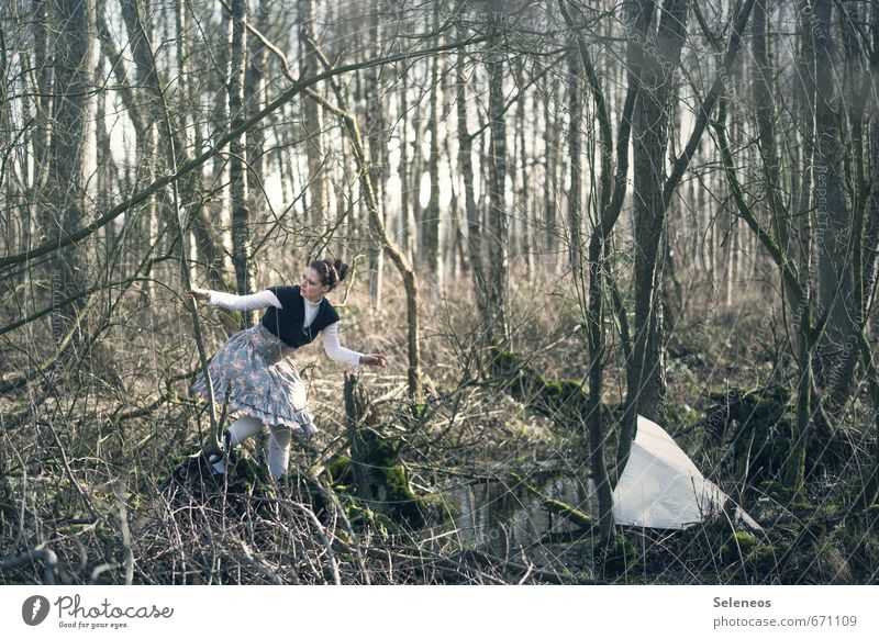 Bruchlandung Ferien & Urlaub & Reisen Mensch feminin Frau Erwachsene 1 Rockabilly Natur Herbst Baum Sträucher Geäst Wald Nervosität verstört Farbfoto