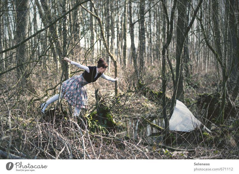 . Mensch feminin Frau Erwachsene 1 Umwelt Natur Baum Sträucher Wald natürlich anstrengen Zufriedenheit Wege & Pfade Außenaufnahme Ganzkörperaufnahme