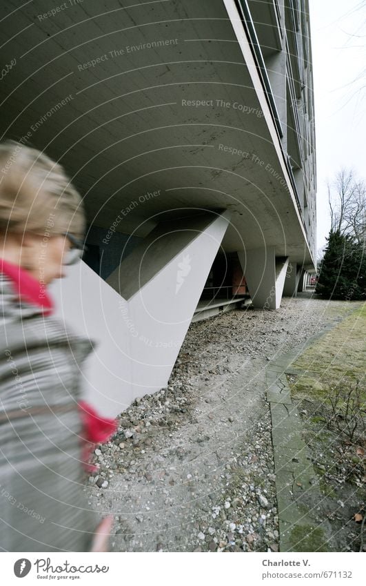 Self | Nachzügler Mensch feminin Frau Erwachsene Leben 1 45-60 Jahre Architektur Berlin Stadt Hauptstadt Hochhaus Mauer Wand Fassade Stützen Hansaviertel