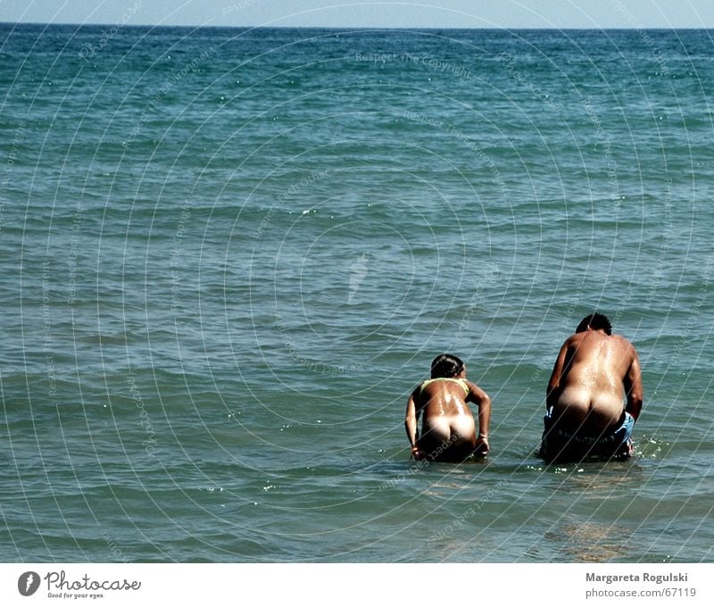 nackte Tatsachen Meer Mädchen Badeanzug Ferien & Urlaub & Reisen Hinterteil Mensch Wasser Junge Freude Schwimmen & Baden