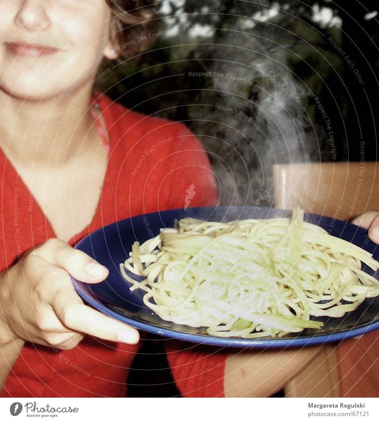 bon appetite Nudeln Frau Teller heiß Mittagessen Ernährung Appetit & Hunger Wasserdampf Essen