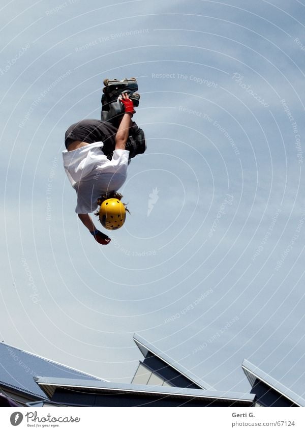 comin' down Inline skates Helm Sporthelm himmelblau Wolken verkehrt Fahrer Mann Junger Mann springen Stunt Dach Himmel aggressive skating Schönes Wetter abwärts