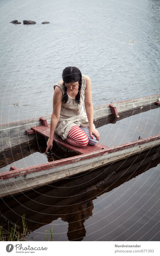 In Gedanken.... Lifestyle harmonisch Sinnesorgane Erholung ruhig Meditation Mensch Frau Erwachsene Leben 1 Wasser See Ruderboot Wasserfahrzeug Kleid