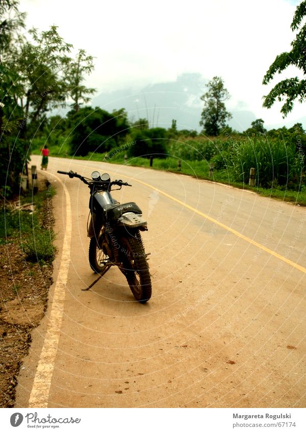 motorrad Motorrad Thailand Staub Baum Sträucher Sand Wege & Pfade Straße