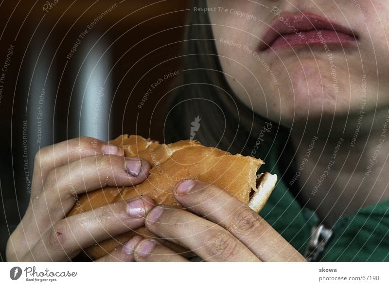 lecker Hamburger Hand dreckig Fingernagel Brötchen Appetit & Hunger festhalten Fett schmierig Fastfood Kind Mund Ernährung appetit Essen