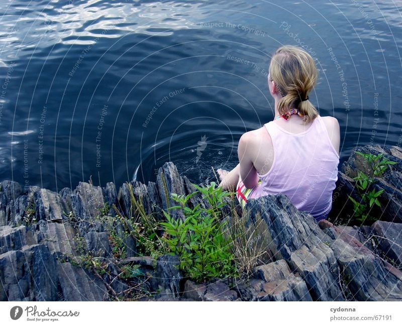 nachdenken Frau Einsamkeit See Ferien & Urlaub & Reisen Sommer Gefühle Denken Ferne Sträucher vertraut Mensch Natur Felsen Wasser blau Blick Schwimmen & Baden