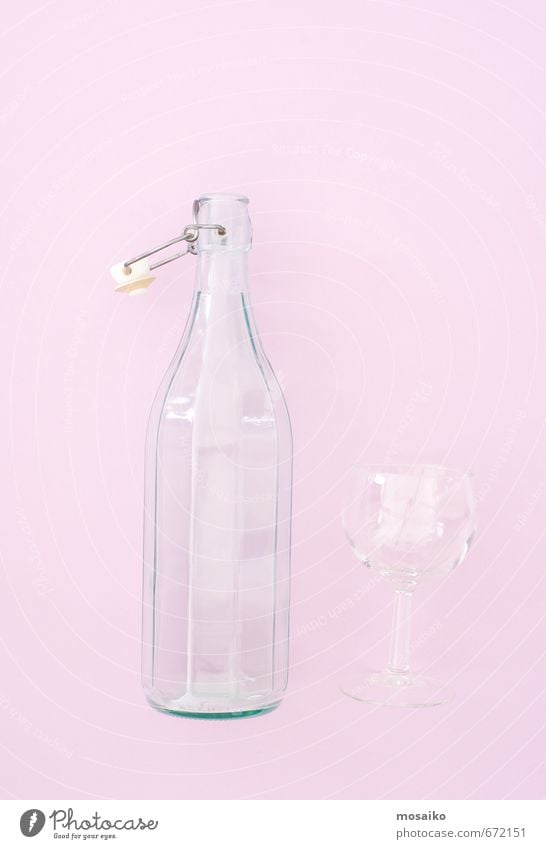 Flasche und Glas - Rosenquarz Hintergrundfarbe Diät Getränk Lifestyle Stil Design Freude schön Sommer Wasser frisch natürlich Sauberkeit rosa Reinheit Fitness