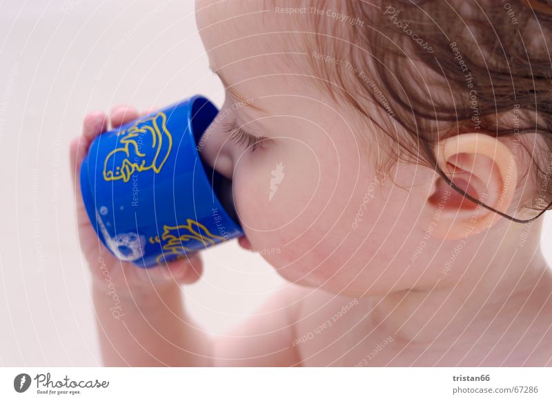 Baby Drink Bad Mädchen süß Zufriedenheit Innenaufnahme Schwimmen & Baden Wasser sweet water duck Ente Haare & Frisuren hair Durst Freiheit