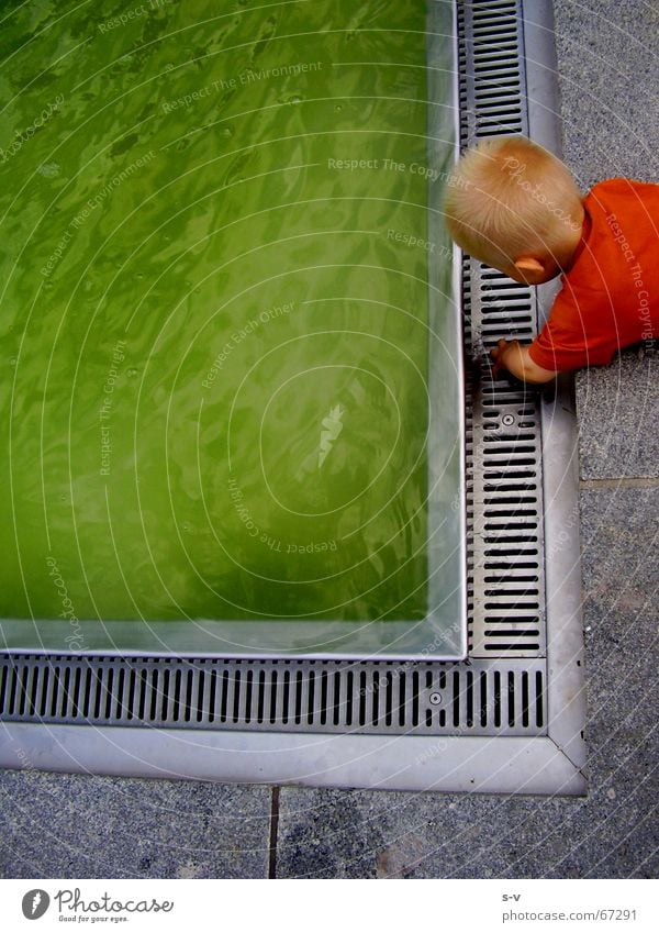 Kind und Wasser Prager Strasse Dresden Brunnen Spielen grun DDR