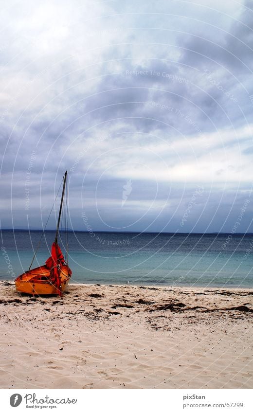 Segelstrand.... Meer Wasserfahrzeug Segelboot Strand Wolken Einsamkeit Himmel schiffbrüchig sea blau Sand