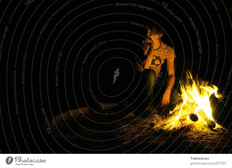 kopfstütze & feuerhitze Feuerstelle Grillplatz Mann Camping Pfadfinder Denken Gedanke Nacht dunkel brennen heiß Physik glühen Glut Brand Flamme sitzen