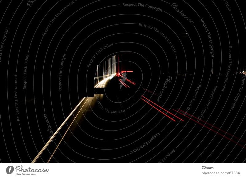 autobahnleuchten Autobahn Langzeitbelichtung Streifen schwarz Spuren Nacht dunkel Straße PKW