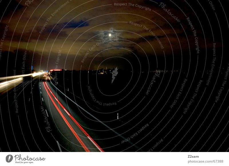 autobahnuntergang Autobahn Langzeitbelichtung Wolken untergehen Streifen Himmel Mond PKW Straße sky