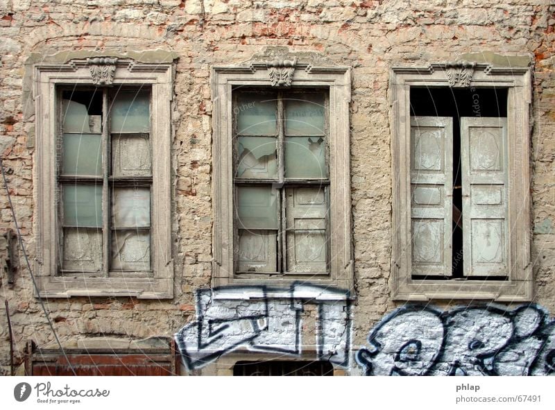 Fenster ins Leere schwarz weiß Haus historisch Renaissance Gebäude Ruine Fassade Leerstand Trauer Hoffnung Außenaufnahme Stillleben graffity alt leerstehend