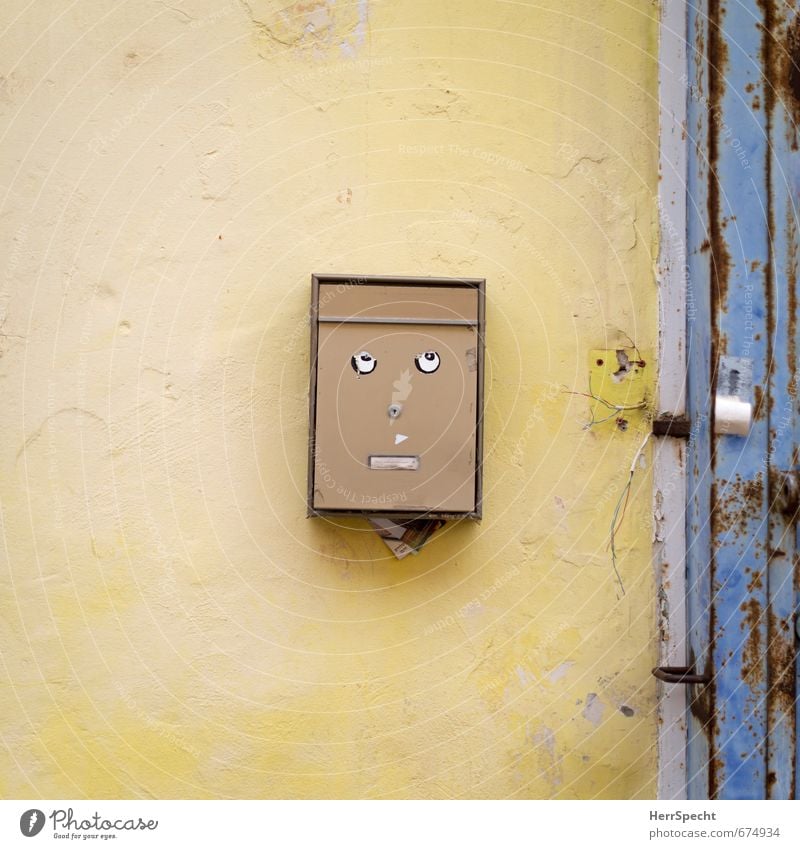 Einsamkeit Tel Aviv Israel Stadt Altstadt Menschenleer Haus Mauer Wand Fassade Tür Briefkasten Stein Metall alt Coolness trashig trist gelb Gesicht Auge