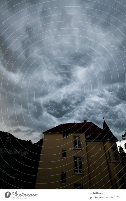 ...und es wurde dunkel Umwelt Natur Landschaft Himmel Wolken Gewitterwolken Klima Klimawandel Wetter schlechtes Wetter Unwetter Wind Sturm Regen außergewöhnlich