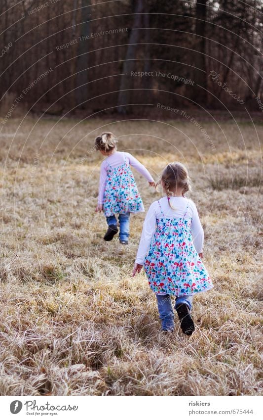 hanni und nanni Mensch feminin Kind Mädchen Geschwister Schwester Kindheit Leben 2 3-8 Jahre Umwelt Natur Frühling Schönes Wetter Park Wiese Wald entdecken