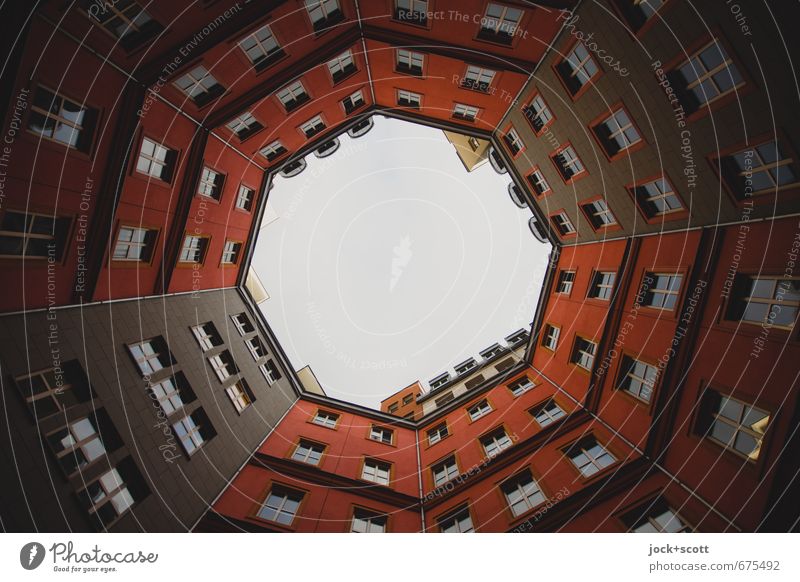 Rot Hinterhof Stil Himmel Wohnhaus Fassade Lichthof eckig hoch modern rot Mittelpunkt Symmetrie rund Rahmen Immobilienmarkt Gedeckte Farben Strukturen & Formen