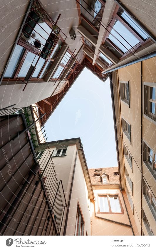 Innenhof Häusliches Leben Wolkenloser Himmel Altstadt Haus Gebäude Architektur Fassade Fenster Coolness eckig hoch modern schön Stadt Perspektive aufstrebend