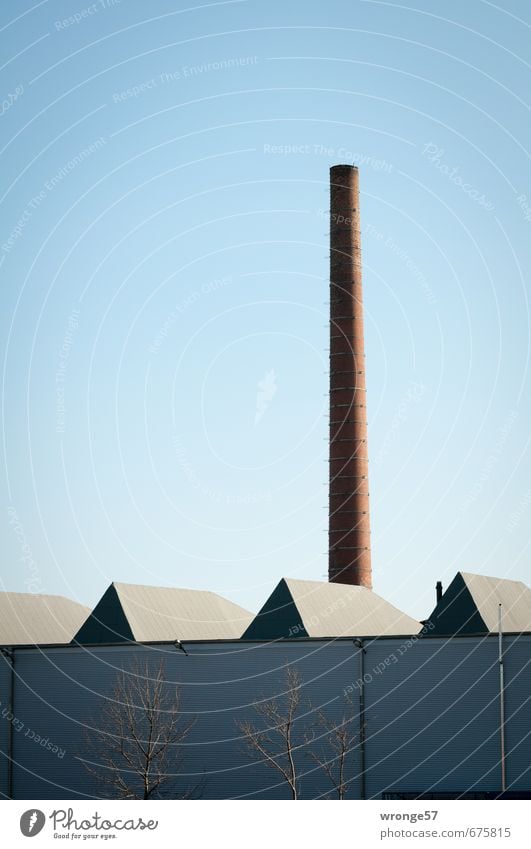 Fabrikhalle mit Schlot Industrie Industrieanlage Dach Schornstein Fassade Oberlicht blau Wolkenloser Himmel Blauer Himmel industriell Farbfoto Gedeckte Farben