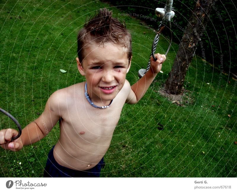 don't hurt me no more Wiese grün Haare & Frisuren Oberkörper Kind Wut Baumstamm schlagen Spielplatz Junge Mensch Blick Auge stirnrunzeln Natur Keule Rasen