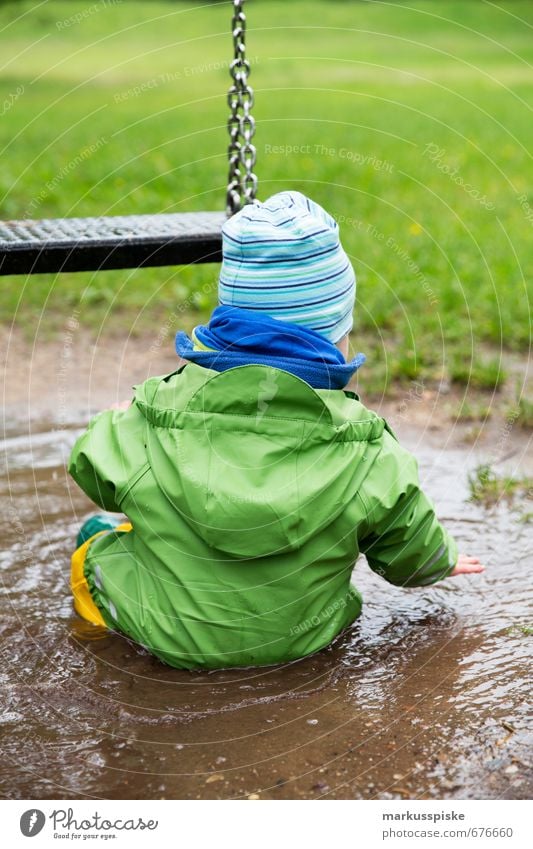 kind sitzt in pfütze Freizeit & Hobby Spielen Ausflug Abenteuer Sommer Kindererziehung Bildung Kindergarten Schaukel Spielplatz Wiese kindertageshaus kinderhaus