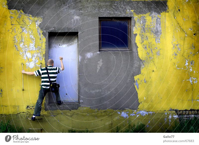 Knock, knock... ist da jemand? Fassade Fenster Demontage Wand Mauer Tür Industriefotografie alt dreckig Mensch anklopfen festhalten skurril abblättern