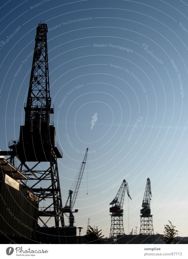 Kran No° 6, No° 5, No° 4 und No° 3 Helsinki Finnland Dämmerung Schiffsbau heben Wasserfahrzeug Handwerk Erfinden Kraft Macht Arbeiter Fabrik Industrie Hafen