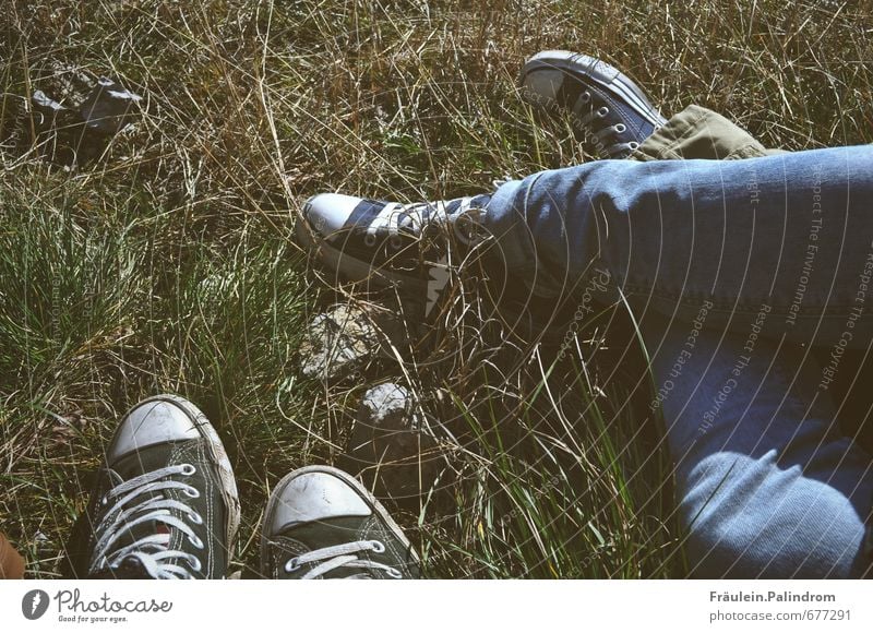 Pause im Partnerlook. Beine Fuß 2 Mensch Schuhe Turnschuh sitzen Coolness loyal ruhig Langeweile Abenteuer Zufriedenheit Bewegung Einsamkeit Freizeit & Hobby