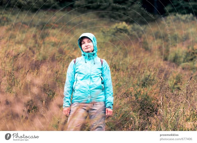 Frau, die auf einem grasbewachsenen Hang steht. Ferien & Urlaub & Reisen Ausflug Berge u. Gebirge wandern Klettern Bergsteigen Erwachsene 1 Mensch 30-45 Jahre