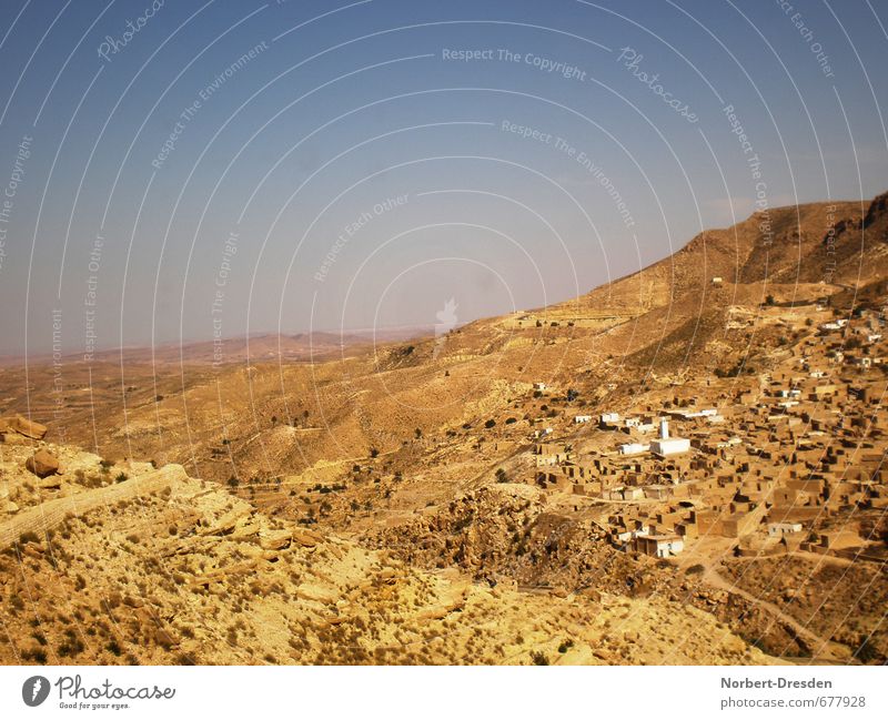 fremde Kultur Ferien & Urlaub & Reisen Tourismus Sommer Tunesien Afrika Dorf entdecken alt trocken Wärme blau gelb gold Warmherzigkeit Durst Horizont