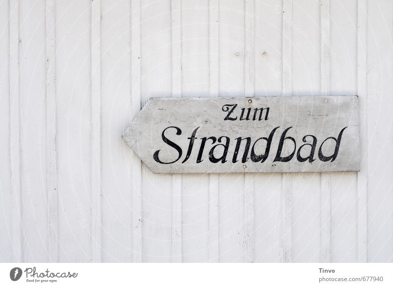 Schild "Zum Strandbad" auf weißer Holzwand Schwimmbad Freizeit & Hobby Wassersport Schwimmen & Baden Sportstätten Sommer Schriftzeichen Schilder & Markierungen