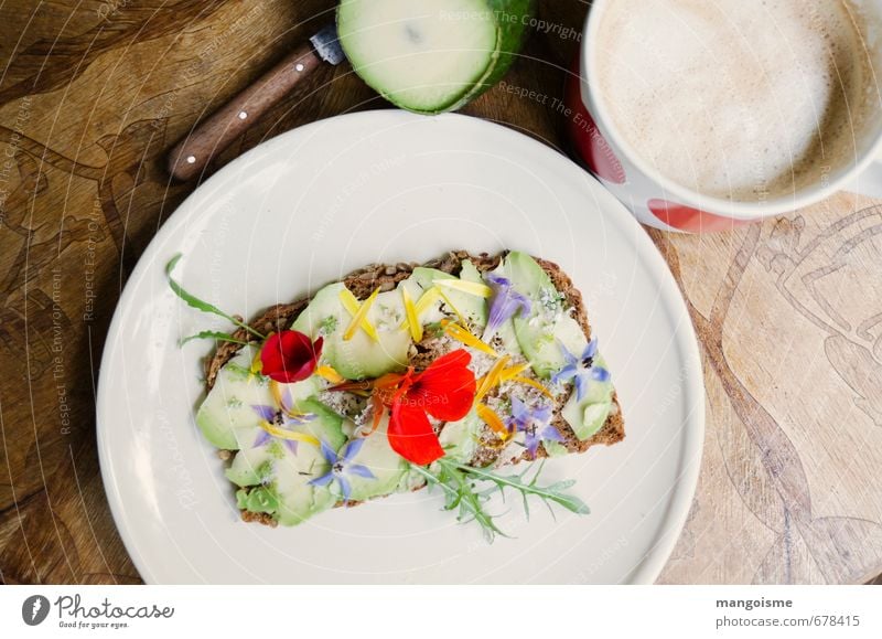 morgens halb zehn. Gemüse Salat Salatbeilage Getreide Brot Avocado Kapuzinerkresse Borretsch Ringelblume Rucola Frühstück Bioprodukte Vegetarische Ernährung