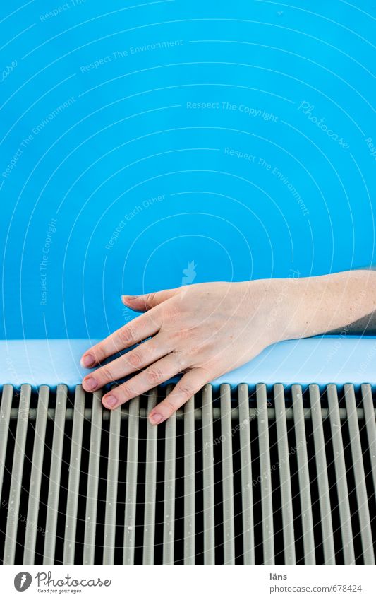 Hand drauf Blau Beckenrand Wasser Pool Schwimmbad