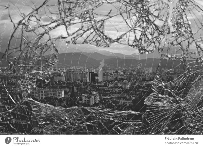 Ausblick. Grenoble Frankreich Alpen Stadt Stadtzentrum Stadtrand Skyline Hochhaus Tunnel Fenster Blick Ferne groß Spitze Höhenangst chaotisch Einsamkeit