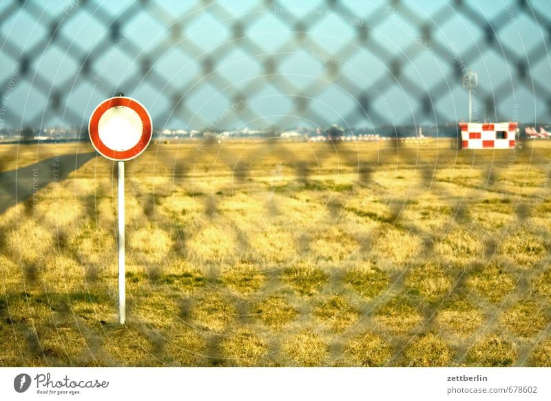 Tegel Frühling Himmel Landschaft Licht Natur Sonne wallroth Flughafen Berlin-Tegel Flugbahn Landebahn Zaun Maschendrahtzaun Verbote Schilder & Markierungen