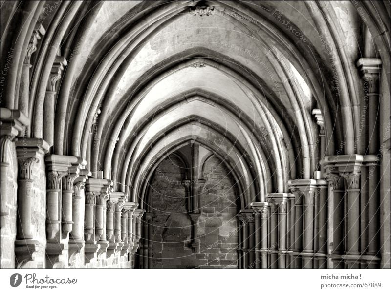 In der Mitte liegt die Ruhe ruhig Kloster Maulbronn Erholung Gebet Symmetrie Schwarzweißfoto Arkaden Bogen Säule