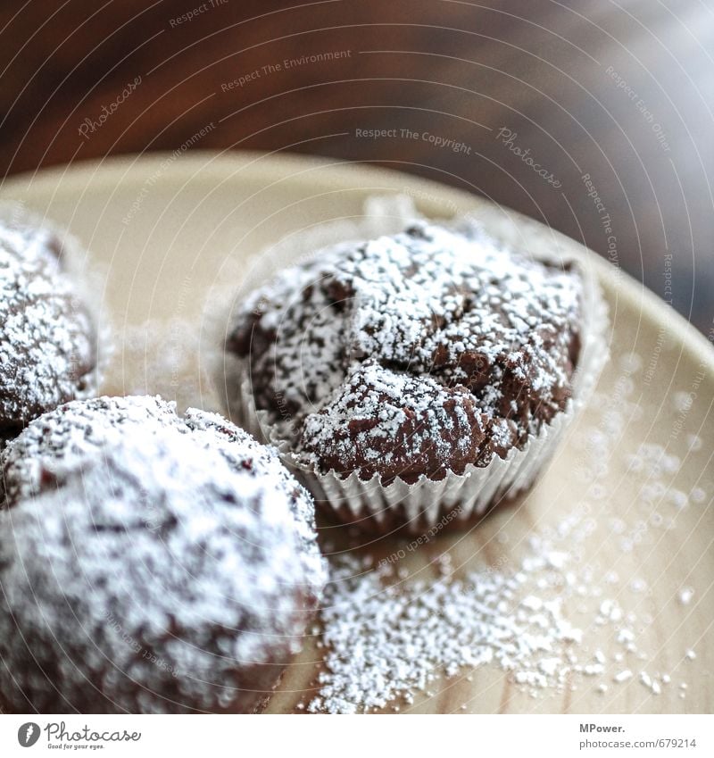 muffin Lebensmittel Teigwaren Backwaren Kuchen Schokolade Ernährung Geschirr Teller Gesundheit braun orange Muffin Puderzucker Zucker Holztisch frisch