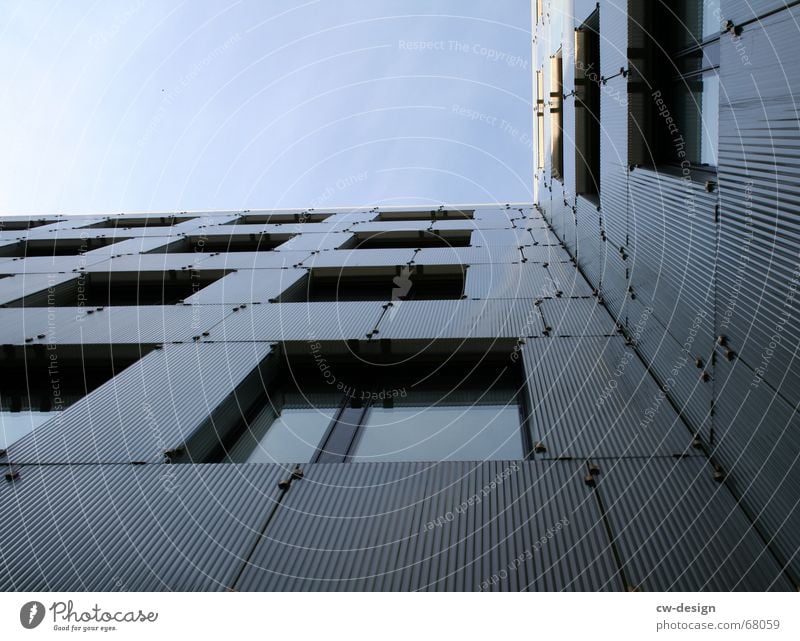 on the edge of architecture Bürogebäude Fassade Gebäude Fenster Fluchtpunkt Froschperspektive Symmetrie Beton Stahl Ecke Bauwerk Scheitel Fensterbrett