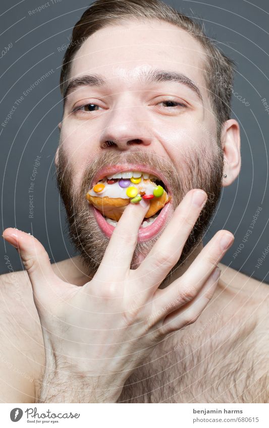 Rein damit! Teigwaren Backwaren Kuchen Dessert Süßwaren Diät Fasten Gesunde Ernährung Übergewicht Essen maskulin Junger Mann Jugendliche Erwachsene 1 Mensch