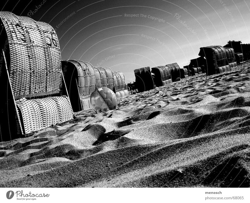 Strand Strandkorb Sommer Ferien & Urlaub & Reisen heiß Physik Hügel ruhig Abenddämmerung Gelassenheit Meer Himmel Sand Schwarzweißfoto Schatten Wärme Ostsee