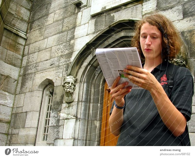 Der Stadtführer lesen vorlesen Mann Wachsamkeit gelehrt Holztür Holzmehl Fenster read Zeitschrift boy man reading Tür door Religion & Glaube chapel church Dorf